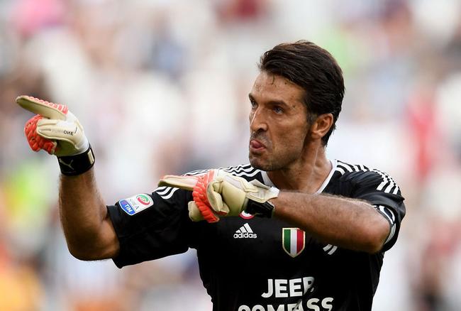 《胜利女神》国服艾玛新时装战斗演示 尺度不小官方打码